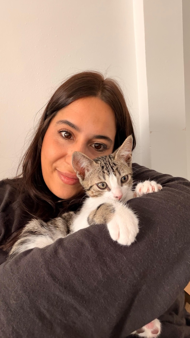 Desirée con uno de los gatitos en brazos